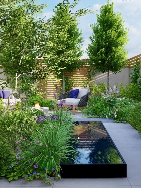 Un bassin d'eau qui reflète le ciel dans une petite cour aménagée dans un esprit cotemporain. Au fond on aperçoit un salon de jardin avec des coussins bleus