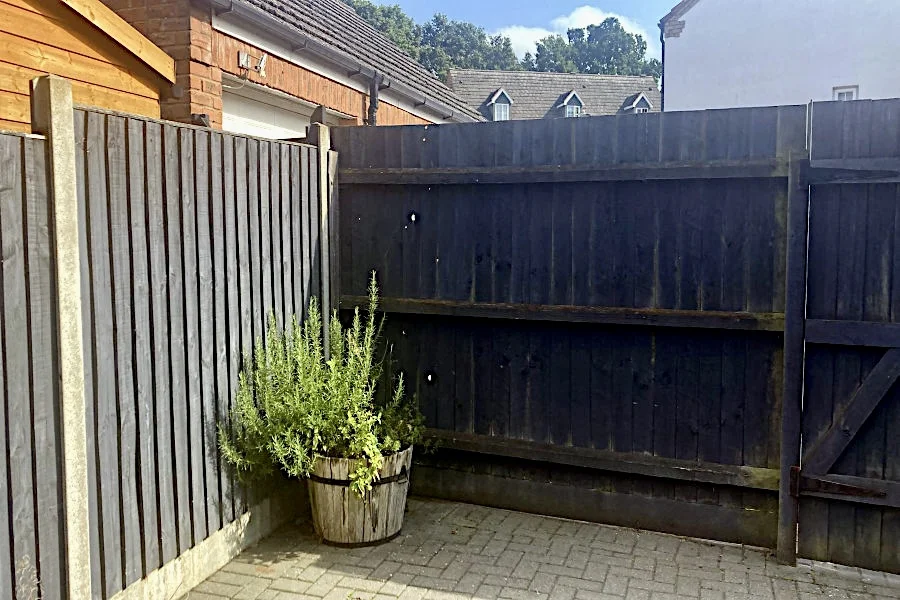 projet d'aménagement d'une petite cour pavée dans un jardin en ville - AVANT