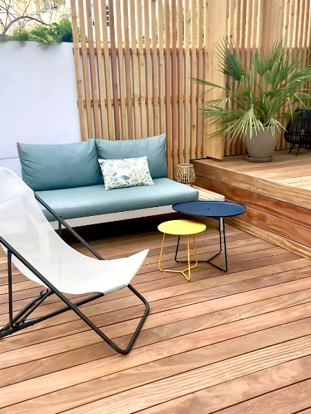 Décor de terrasse en bois avec un canapé et une chilienne
