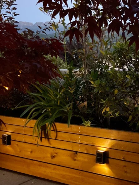 Eclairage d'ambiance pour une jardinière en bois