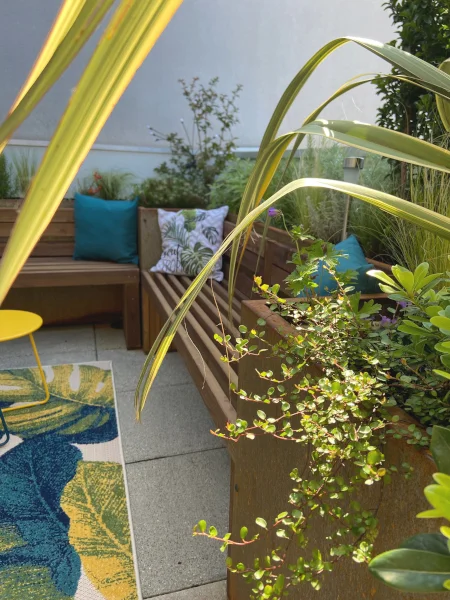 Une terrasse toute en longueur aménagée avec goût