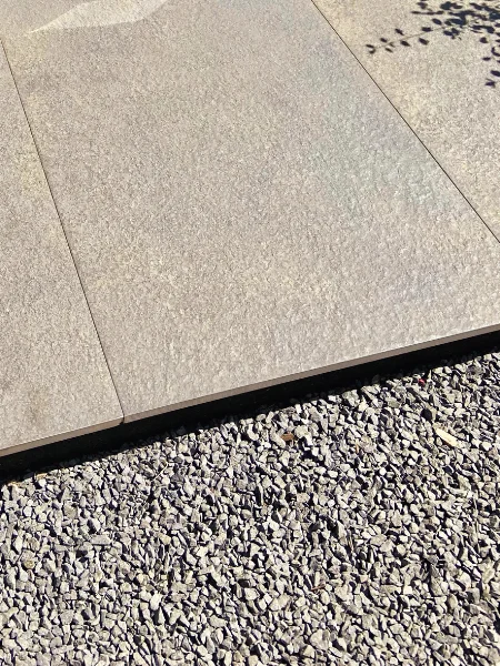Pour structurer un jardin, utiliser des revêtements de sol différents