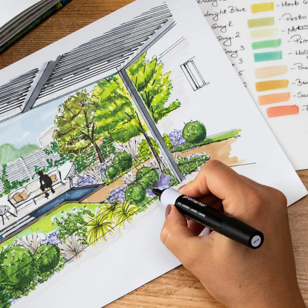 Une main en train de dessiner une proposition d'aménagement de jardin avec une pergola en bois