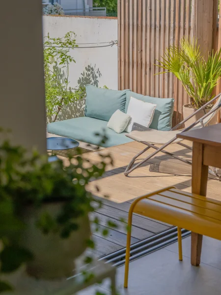 Vue de la terrasse en bois depuis le salon