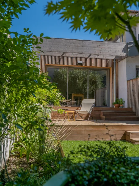 Jolie petite terrasse en bois dans un jardin de ville
