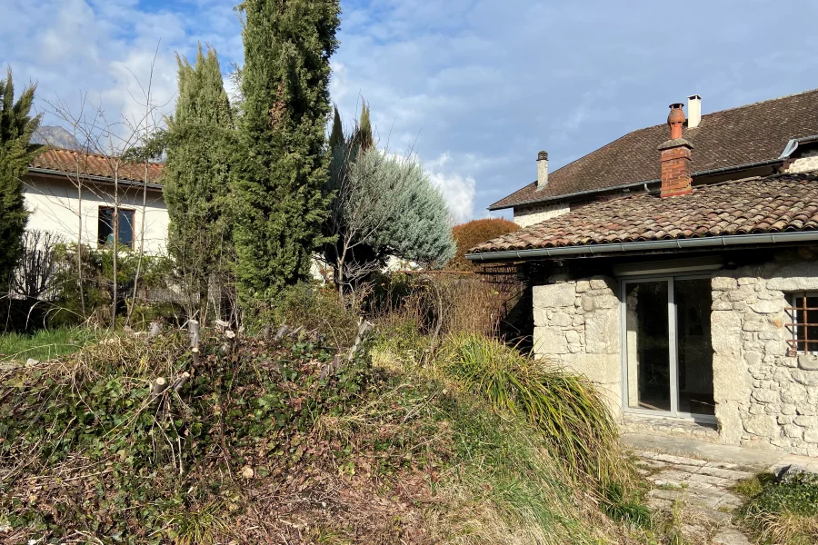 Jardin de campagne en friche - en vue d'aménagement