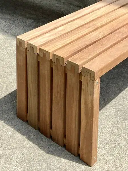 Gros plan d'un petit banc moderne en bois