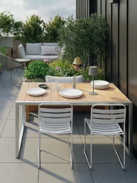 Table en bois pour déjeuner sur une terrasse
