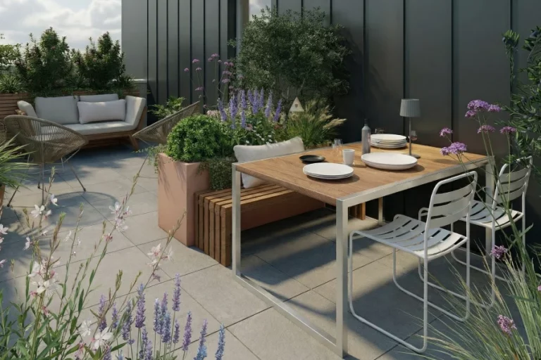 Aménagement d'une terrasse contemporaine en ville avec un coin salon et un coin déjeuner à 4