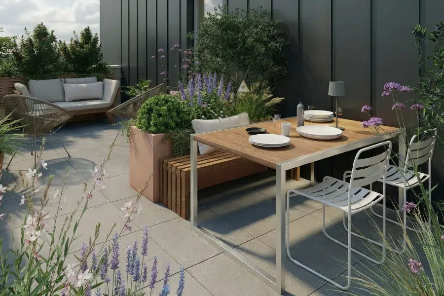 Aménagement d'une terrasse contemporaine en ville avec un coin salon et un coin déjeuner à 4