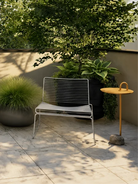 détail mobilier de terrasse : siège en métal